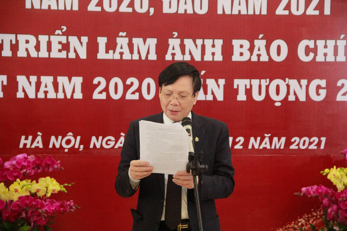 Nhà báo Hồ Quang Lợi, Phó chủ tịch Thường trực Hội Nhà báo Việt Nam phát biểu tại buổi lễ. 
