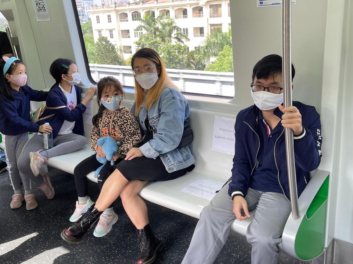 “Vì lý do công việc nên tuần trước tôi chưa được trải nghiệm tàu Cát Linh. Cuối tuần, tôi tranh thủ cho em gái đi cùng. Nhìn từ trên cao, cảm giác mới lạ rất tuyệt. Tôi nghĩ đây là một trải nghiệm đáng thử”, Chị Linh (ở Hà Đông) cho hay. 