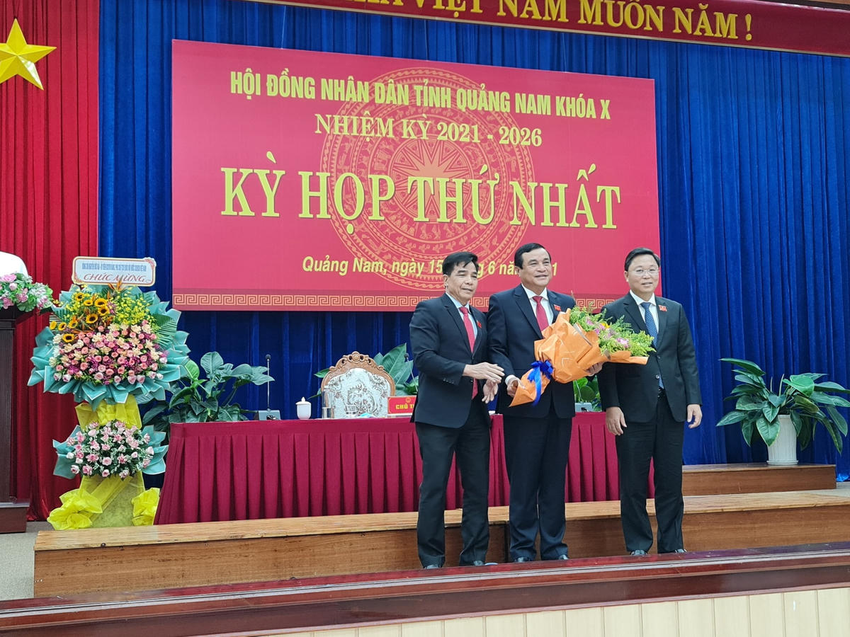 : Ông Phan Việt Cường (giữa) tái đắc cử Chủ tịch HĐND tỉnh nhiệm kỳ 2021-2026.