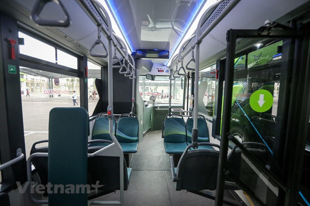 Mặc dù thiết kế không lớn, song VinBus có thể chở tối đa 72 người gồm 25 chỗ ngồi và 47 tay nắm phục vụ hành khách đứng. (Ảnh: Minh Sơn/Vietnam+).
