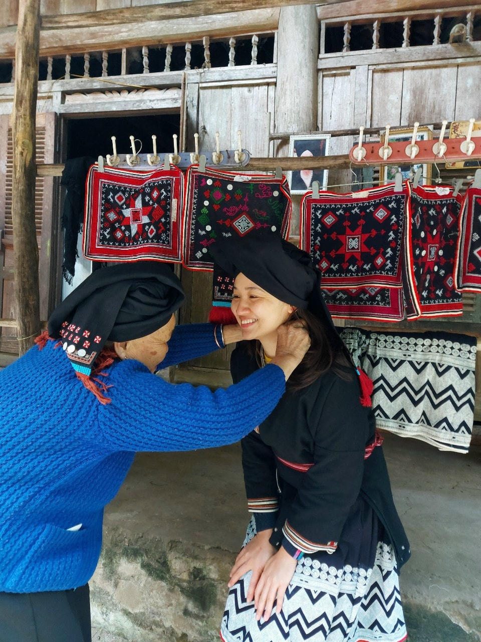 Bà cụ người Dao Tiền trao món quà mừng xuân cho nhà thơ Lữ Mai tại Đà Bắc, Hòa Bình.