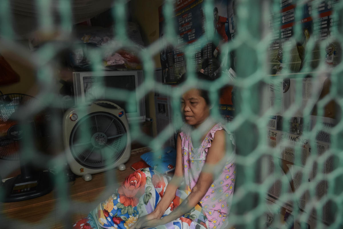 Chị Nguyễn Thị Thuý  (42 tuổi, quê ở xã Tân Tiến, huyện Văn Giang, tỉnh Hưng Yên) là một trong những 'công dân' sống lâu nhất ở xóm này, chị chạy thận hơn 18 năm nay, đều đặn mỗi tuần 3 lần.