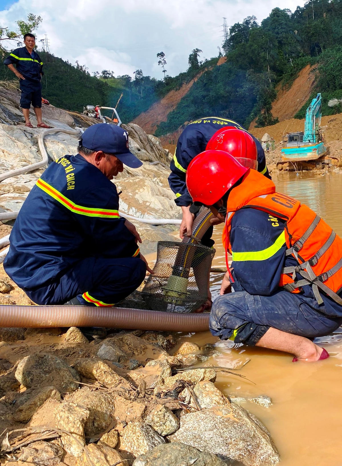 Các lực lượng phối hợp nhịp nhàng và trách nhiệm. Ảnh: Dân trí.