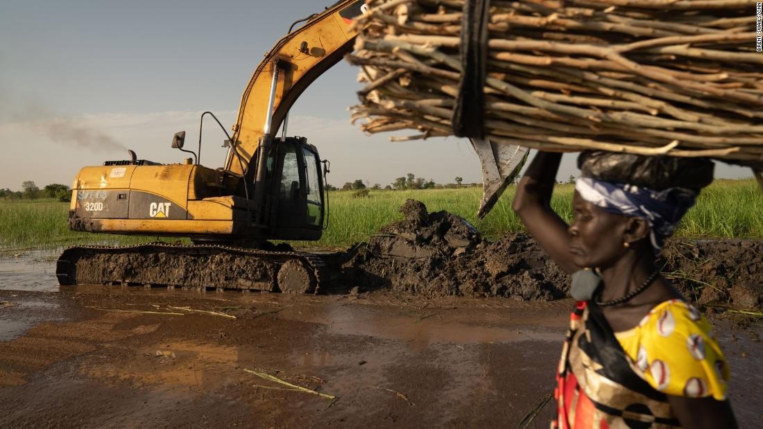 Một phái bộ của Liên Hợp Quốc sửa chữa một con đê bị hư hỏng tại Nam Sudan. Ảnh: CNN.
