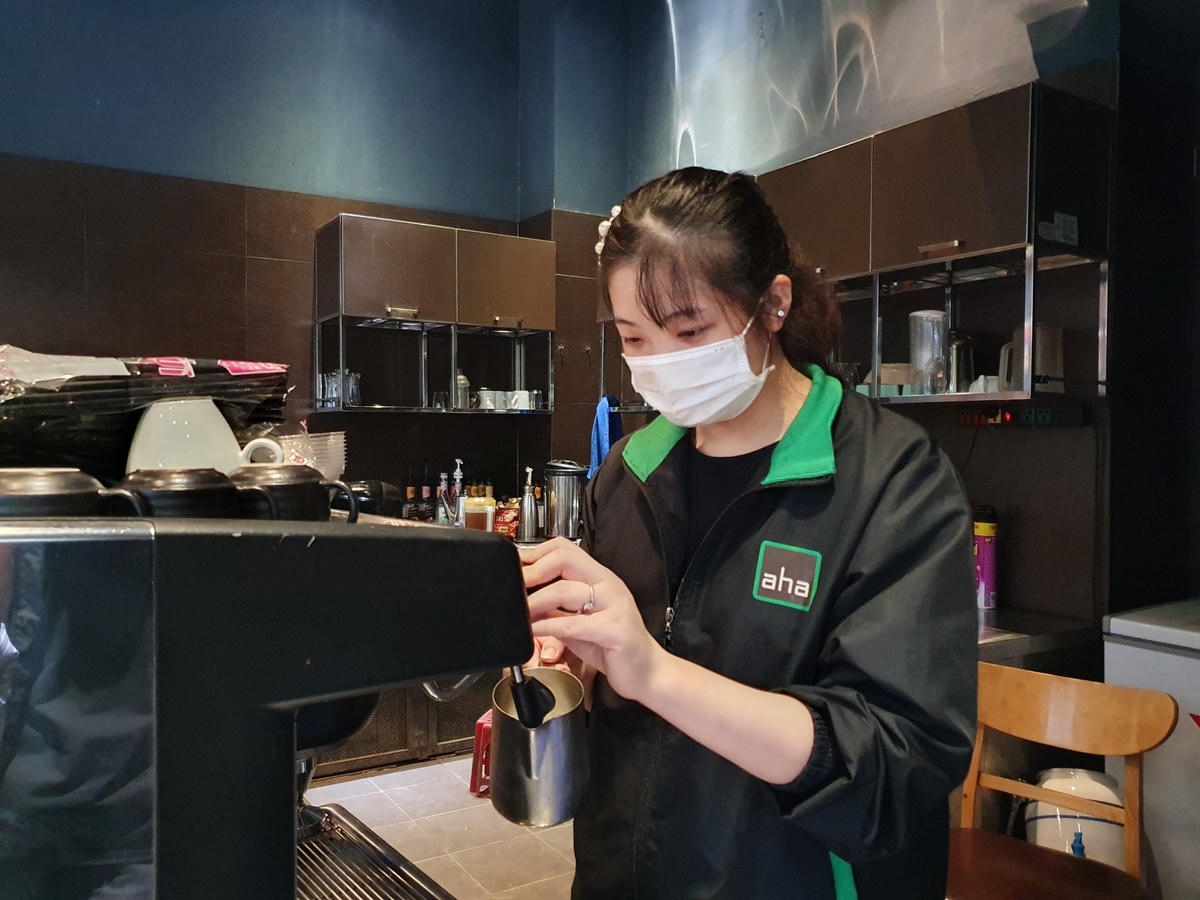 Chị Hoàng Mai, nhân viên tại quán cà phê này cũng cho hay: "Từ sáng sớm tôi đã liên tục pha đồ cho khách không ngơi tay, do nhân viên ít, lượng khách lại đông nên nhiều khi phục vụ bị chậm. Tuy nhiên do ngày đầu mở bán tại chỗ trở lại nên khách hàng cũng rất vui vẻ, không phàn nàn". 