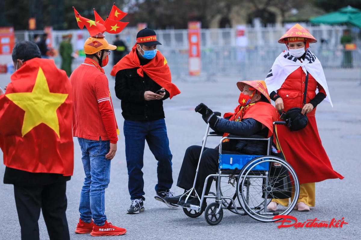 Một cổ động viên đặc biệt vào sân ngày hôm nay.