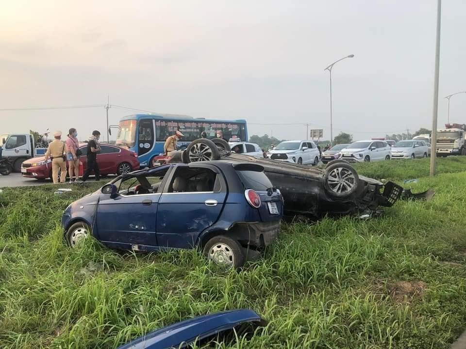 Một vụ tai nạn giao thông trên cao tốc Hà Nội - Bắc Giang mà nguyên nhân được xác định do tài xế sử dụng rượu bia, phóng nhanh, vượt ẩu.