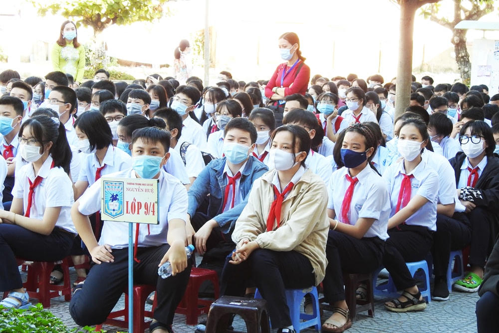 Luôn đeo khẩu trang khi đến trường và khi vào lớp. Ảnh: Bình Nguyên.