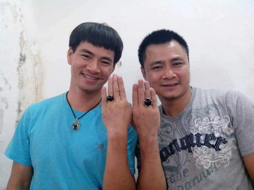 Nhân ngày Chủ Nhật rảnh, danh hài Xuân Bắc lôi ảnh cũ ra để ôn lại kỷ niệm cùng bạn thân Tự Long: “Chúng tôi chỉ thân nhau nhá.Nhân ngày Chủ nhật, post lại để thấy chúng ta rất cần những người bạn và càng cần những người bạn thân thiết”.