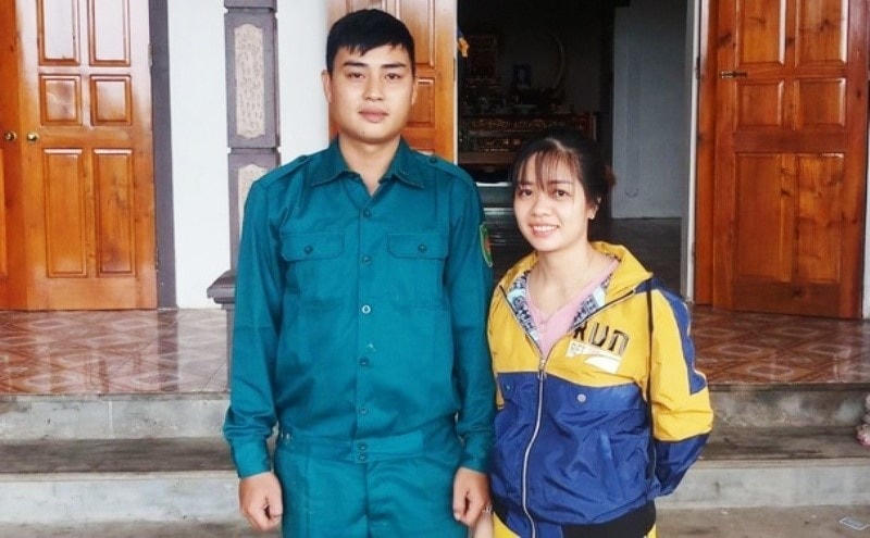 Chị Trần Thị Hương đứng bên anh Võ Nhật Nam, 1 trong 2 ân nhân cứu mạng mình trong lũ dữ.