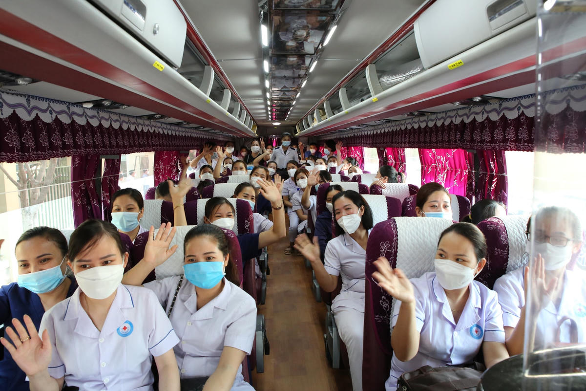 152 cán bộ y tế Hà Tĩnh lên đường sang hỗ trợ Nghệ An chống dịch.