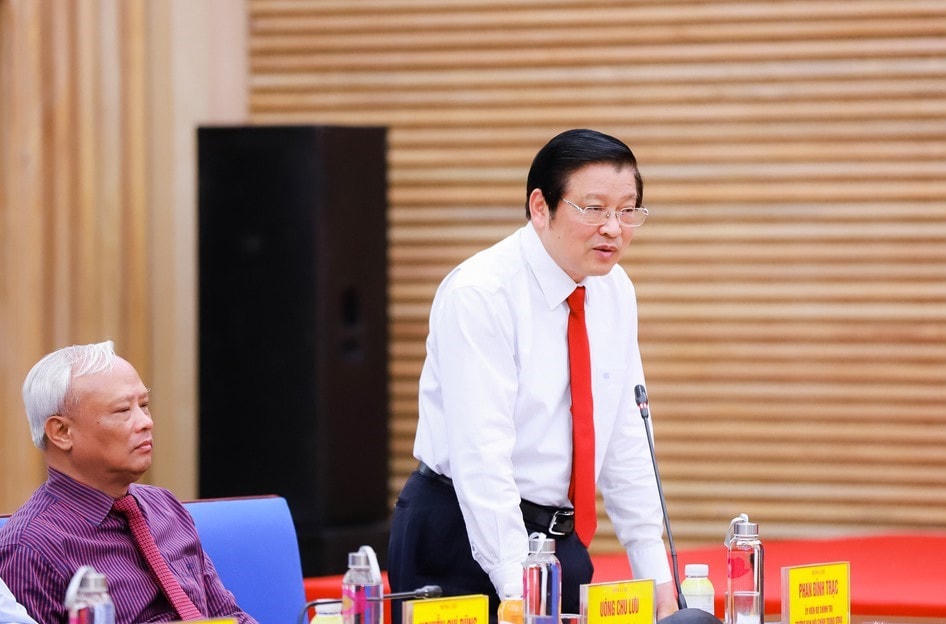 Trong khi đó, nói về thu hút đầu tư, ông Phan Đình Trạc, Ủy viên Bộ Chính trị, Trưởng ban Nội chính Trung ương cho rằng, phải quy hoạch thật chuẩn, từ quy hoạch đó phải chọn nhà đầu tư chuẩn; tiếp đó phải đeo bám đến cùng, ổn định, nhất quán, chung thủy với nhà đầu tư.