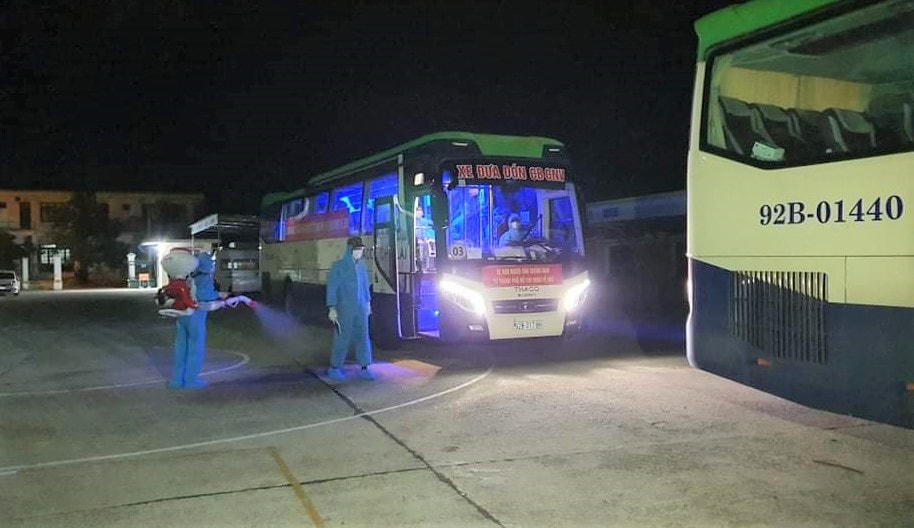 Ngành y tế phun thuốc, khử khuẩn các chiếc xe đưa công dân từ TP HCM về quê.