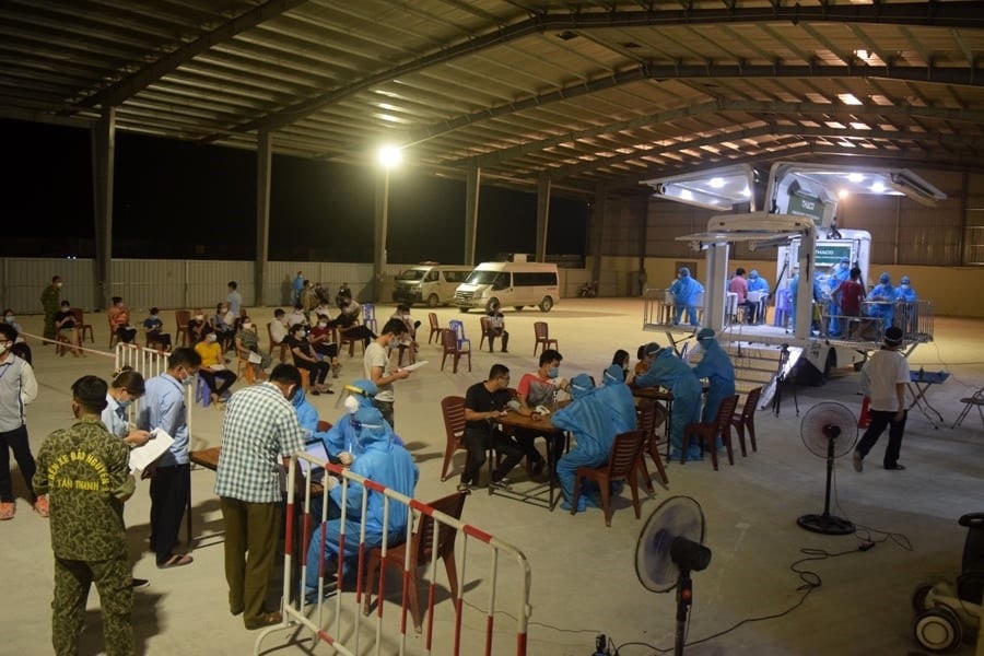 Các lực lượng thực hiện tiêm chủng lưu động tại khu vực cửa khẩu Tân Thanh. Ảnh CDC Lạng Sơn.