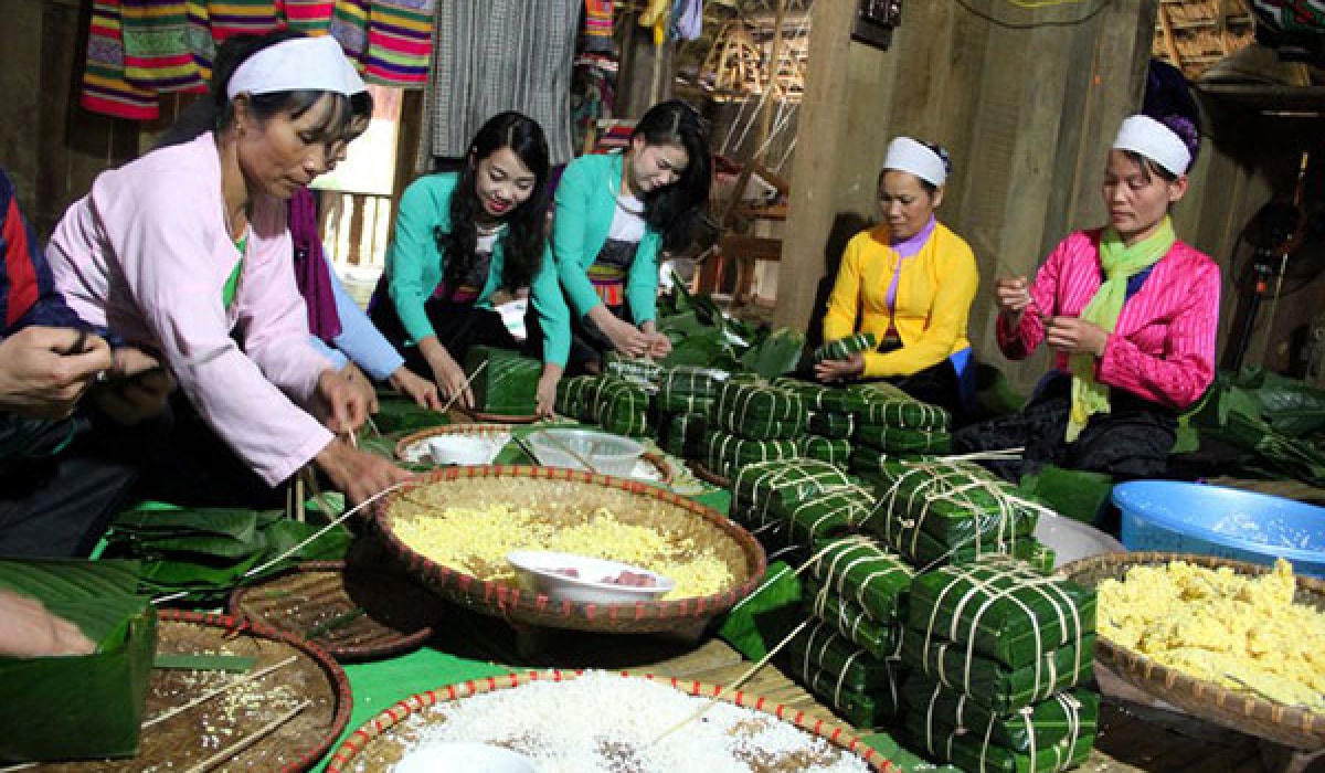 Gói bánh chưng xanh cùng người nghèo ăn Tết