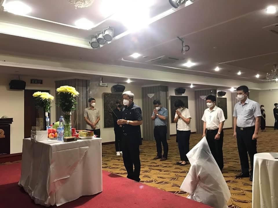 Thứ trưởng Nguyễn Trường Sơn cùng đoàn công tác Bộ Y tế thường trực tại TP HCM đến động viên,chia sẻ sự mất mát với sinh viên Dương Thị Anh. 