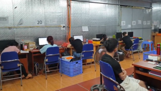Nhân viên kinh doanh và thực hiện “live stream” chốt hàng trực tuyến đang làm việc tại kho hàng.