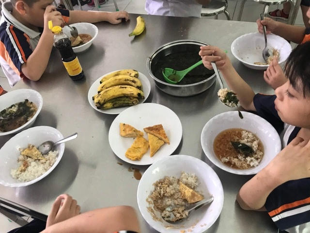 Vụ bữa ăn gây sốc: 'Bác sĩ nghĩ sao, các con ăn giò chỉ 65.000 đồng/kg?'