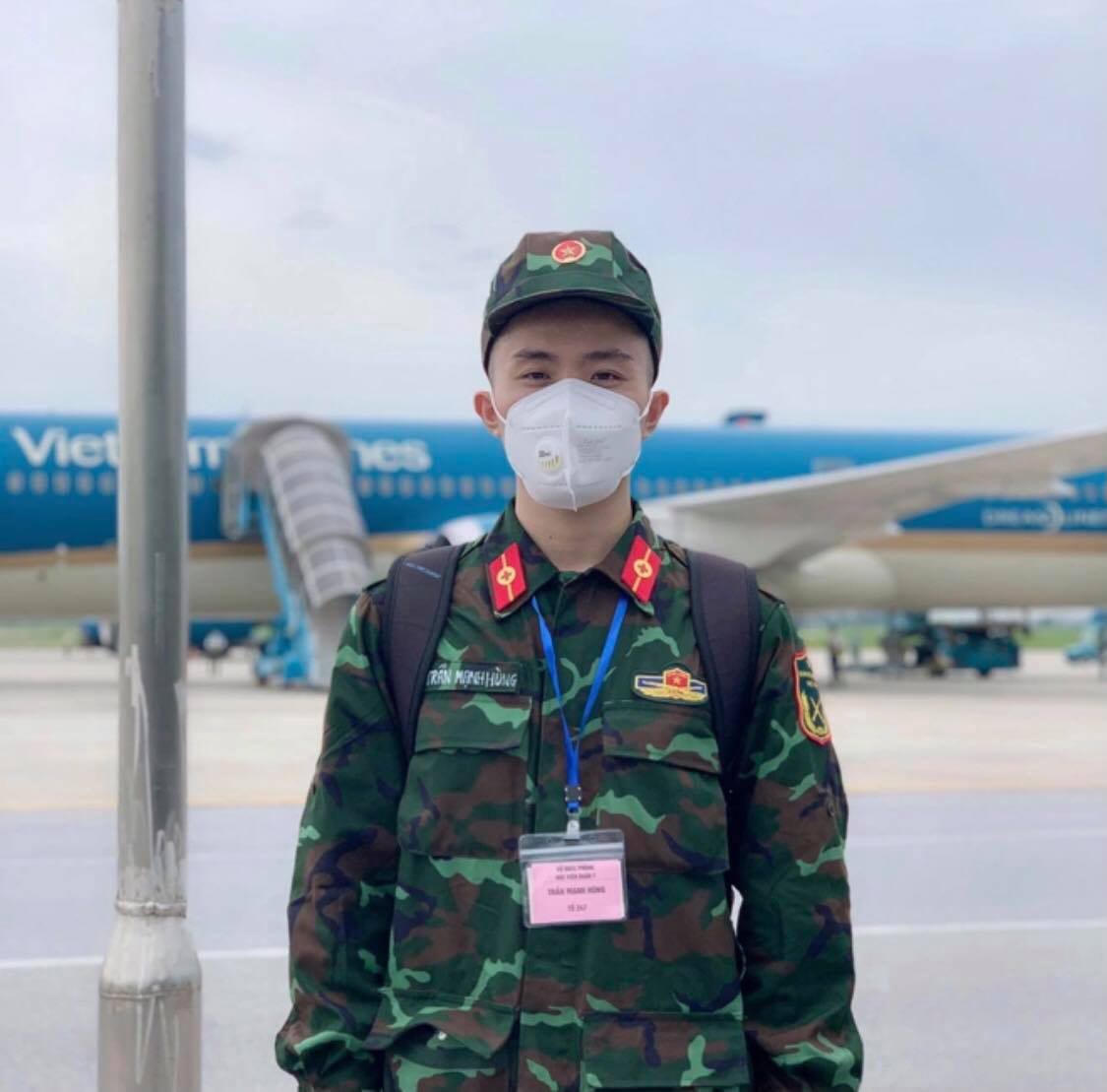 Thượng sĩ Trần Mạnh Hùng chuẩn bị lên máy bay vào Nam chống dịch. Ảnh: NVCC.
