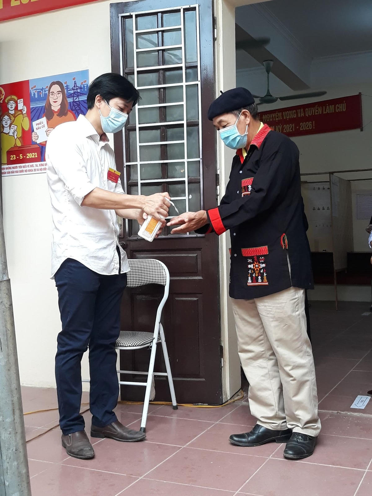 Lực lượng y tế đo thân nhiệt, sát khuẩn cho bà con đồng bào.