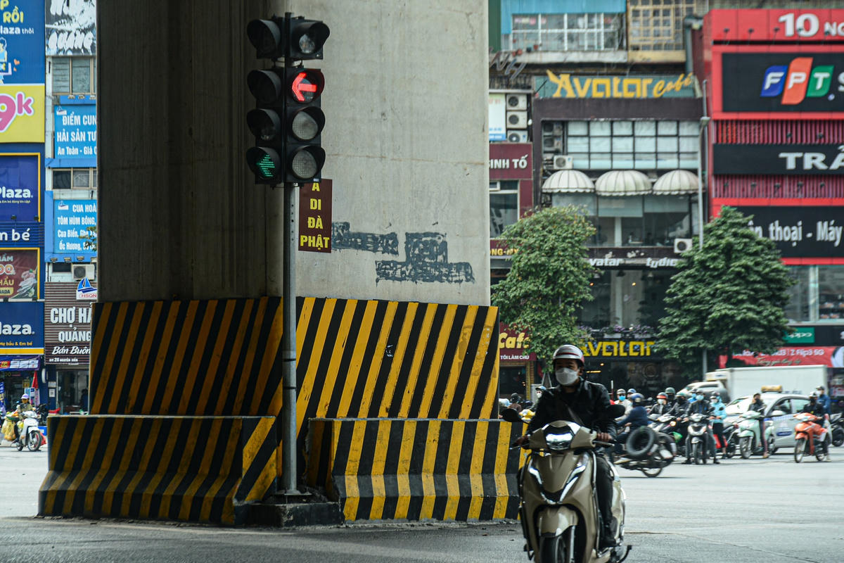 Không những thế, địa điểm được gắn của những tấm áp phích này đa phần được gắn ngay gần khu vực cột đèn tín hiệu.