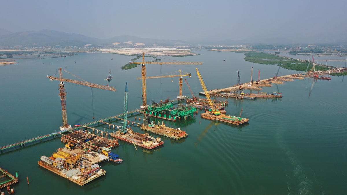 Cầu Cửa Lục 1 (TP Hạ Long) đang được triển khai xây dựng sẽ góp phần kết nối không gian phát triển của thành phố Hạ Long.