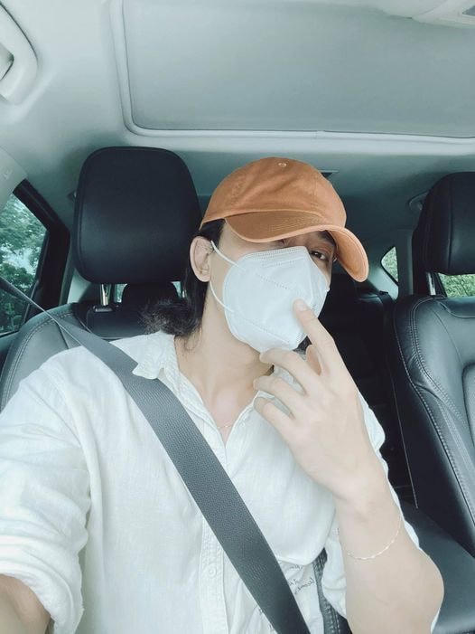 Diễn viên Mai Tài Phến, bạn trai kém tuổi của họa my tóc nâu Mỹ Tâm, không giấu nổi vẻ cuốn hút dù kín mít với mũ và khẩu trang kèm lời chào tháng 10.