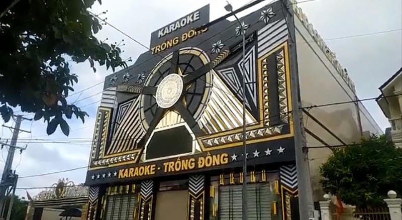 Giữa lúc dịch bệnh Covid-19 diễn biến phức tạp, quán karaoke Trống Đồng vẫn hoạt động bất chấp lệnh cấm.