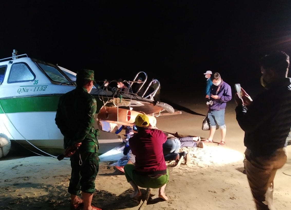 Lực lượng chức năng vớt một thi thể nạn nhân trong vụ lật ca nô trên biển.