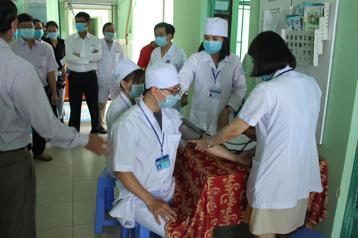 khu vực khám kiểm tra sức khỏe trước khi tiêm vác xin covid 19.