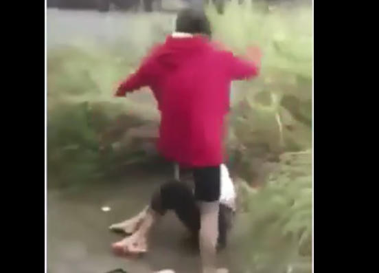 Các đối tượng chặn đường, hành hung 2 nữ sinh dâ man. Ảnh cắt từ clip