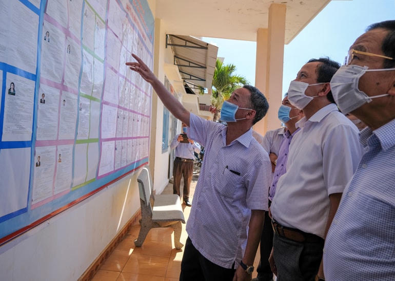 Ông Trần Văn Hiệp, Phó Bí thư Tỉnh ủy, Chủ tịch UBND tỉnh, Phó Chủ tịch Ủy ban Bầu cử tỉnh Lâm Đồng, kiểm tra công tác chuẩn bị bầu cử tại điểm bầu cử xã Quảng Lập, huyện Đơn Dương.