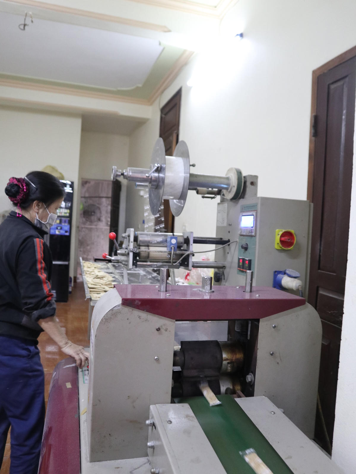 Hoạt động sản xuất giảm bớt nhân công nhờ áp dụng nhiều công nghệ mới .