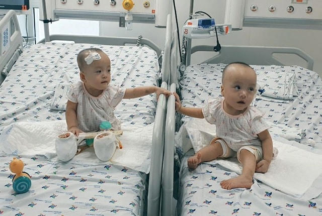 Sau tách dính, cặp Song Nhi lần đầu sum họp, bi bô trò chuyện