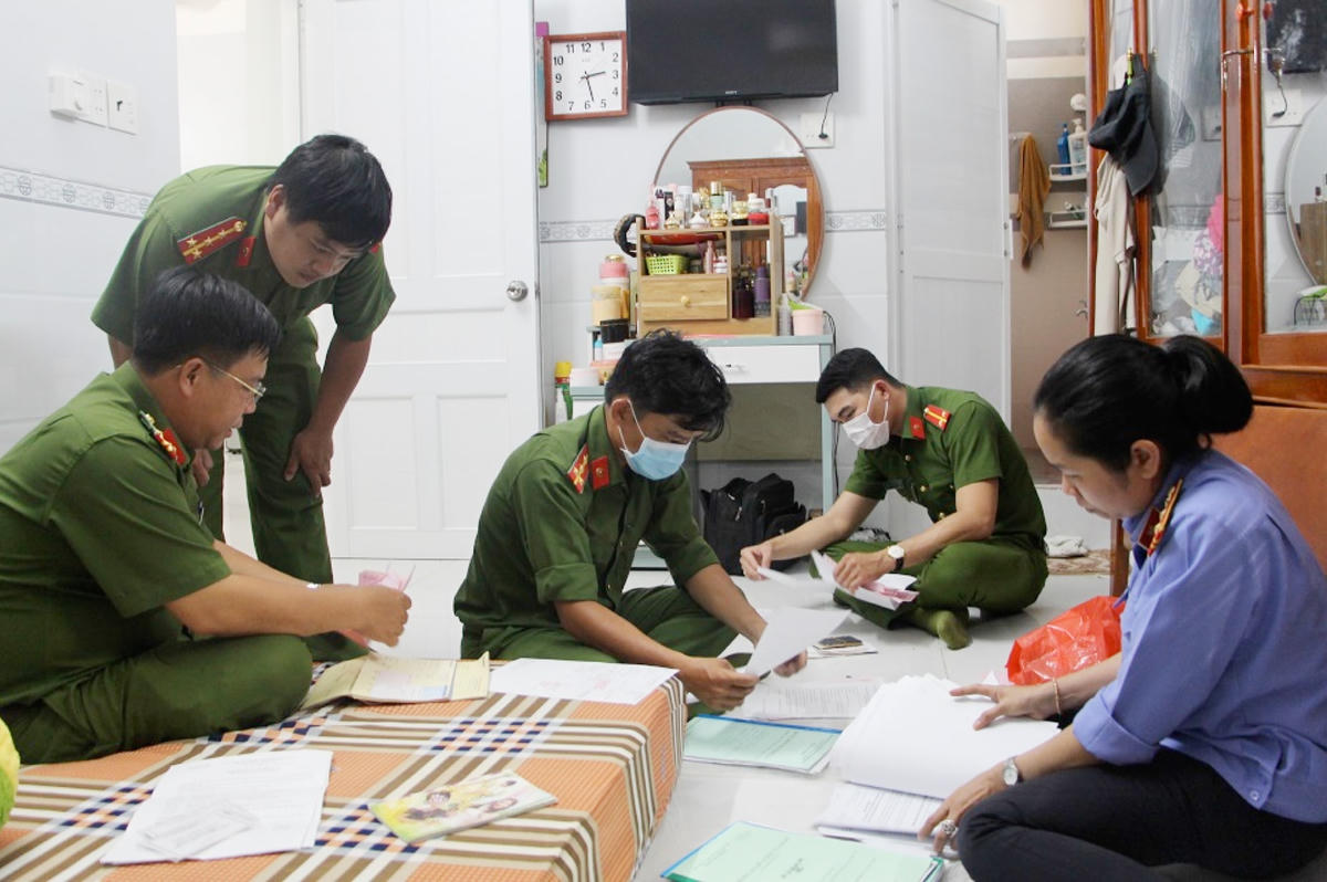 Lực lượng chức năng khám xét nơi ở của các đối tượng, thu giữ nhiều tang vật liên quan.
