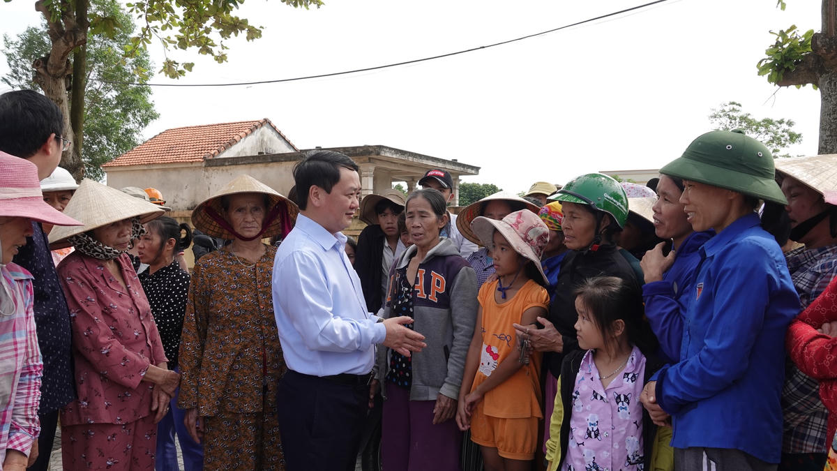 Phó Chủ tịch - Tổng Thư ký Hầu A Lềnh chia sẻ với bà con xã An Thuỷ, huyện Lệ Thuỷ, tỉnh Quảng Bình.