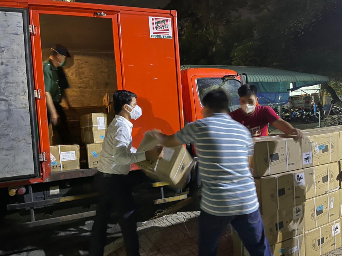 Vận chuyển máy thở tới bệnh viện dã chiến.
