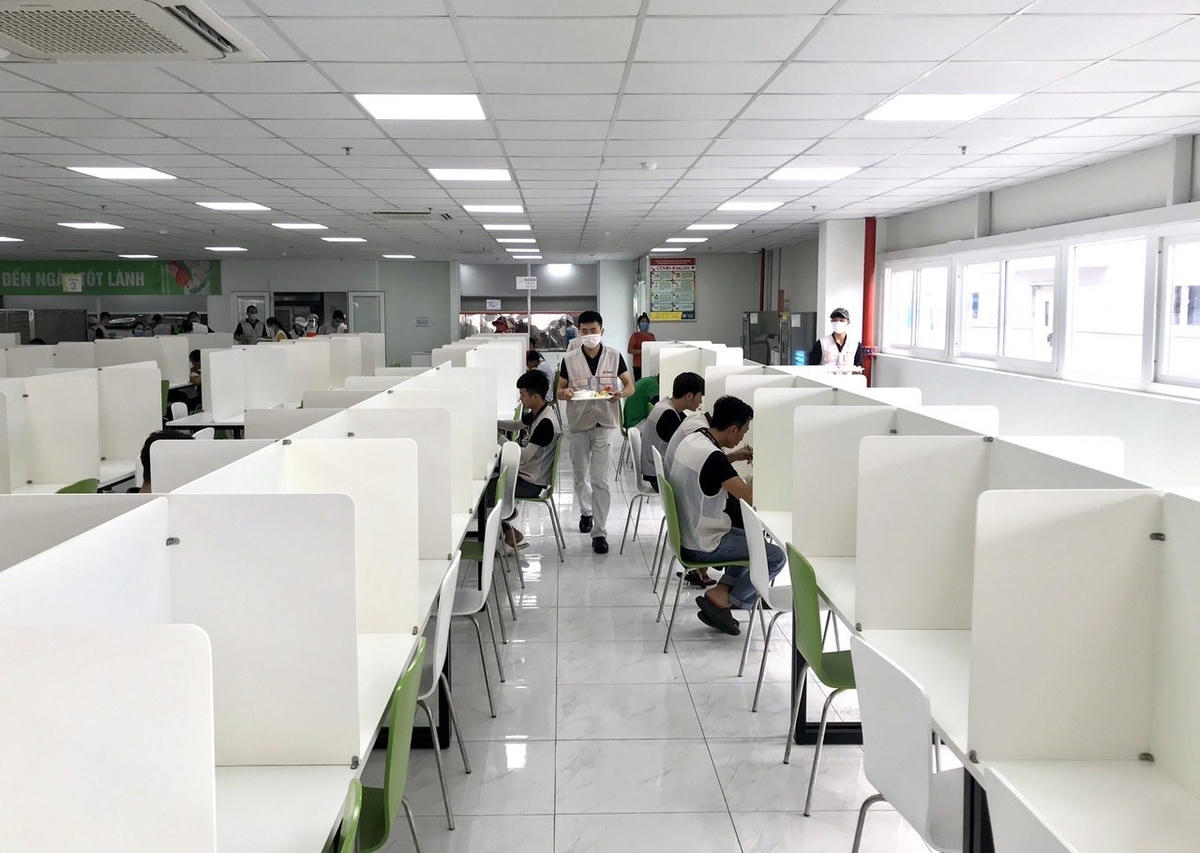 Lắp các vách ngăn, thực hiện giãn cách ngay trong các bữa ăn hàng ngày của công nhân.