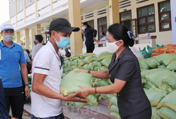 Bà Nguyễn Thị Phong Vũ, Ủy viên Ban Thường vụ Tỉnh ủy, Trưởng ban Dân vận Tỉnh ủy, Chủ tịch Ủy ban MTTQ Việt Nam tỉnh Bình Định, phát gạo hộ trợ cho người dân bị ảnh hưởng bởi dịch Covid-19.