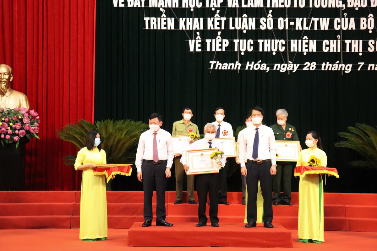 ông Nguyễn Công Du (tổ trưởng Tổ giám sát phòng, chống dịch Covid-19 phố Đông Phát 1