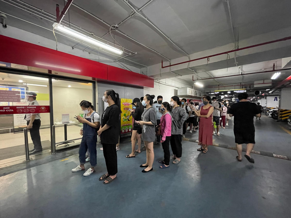 Theo ghi nhận của PV, sáng 25/7 lượng người đi mua sắm tại các siêu thị tăng mạnh, nhiều nơi đã yêu cầu người dân phải xếp hàng, quét mã QR khai báo y tế trước khi vào. 
