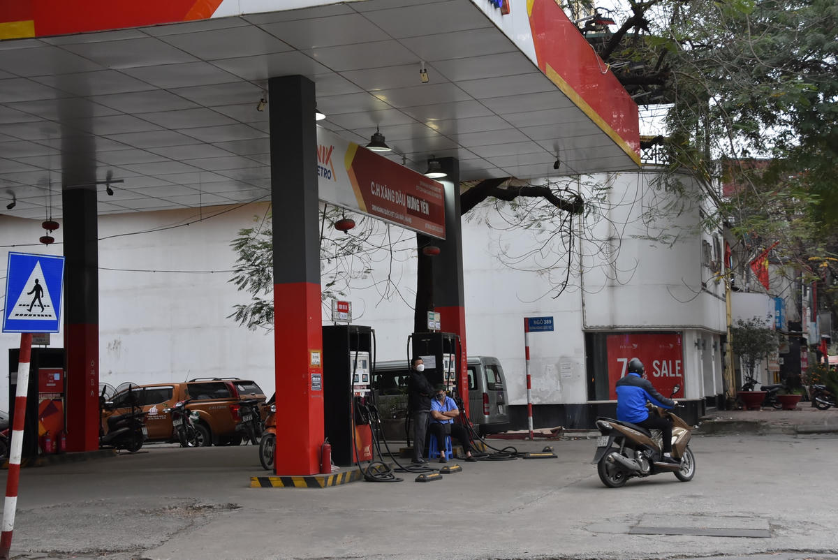 Một cây xăng khác trên đường Hoàng Quốc Việt cũng ngừng bán từ sáng với lý do bảo trì hệ thống. 
