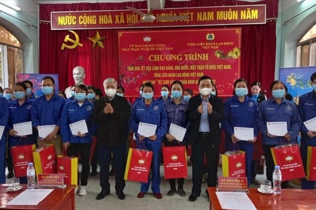 Chủ tịch Đỗ Văn Chiến trao quà cho người lao động có hoàn cảnh khó khăn.  