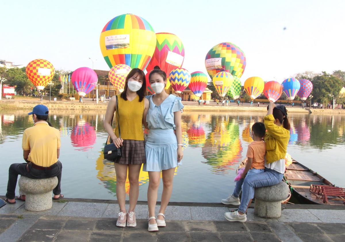 Nhiều bạn trẻ chụp ảnh lưu niệm bên các khinh khí cầu.