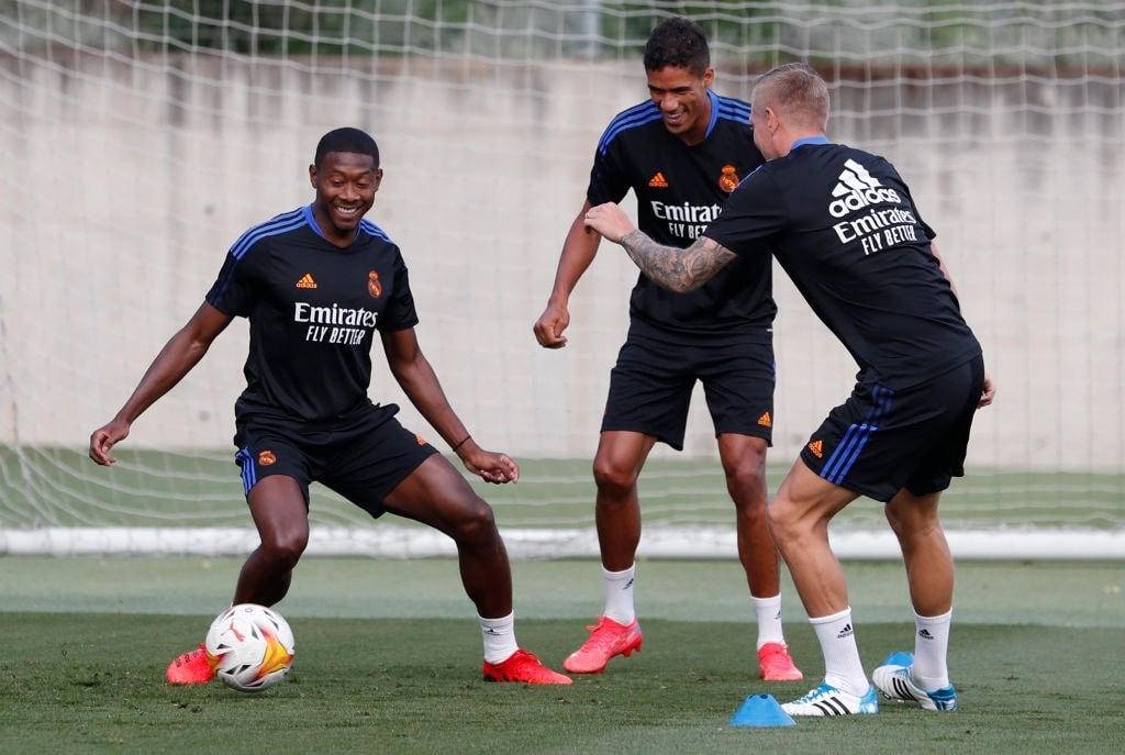 Varane (giữa) tập luyện các đồng đội tại Real Madrid chuẩn bị cho mùa giải mới.