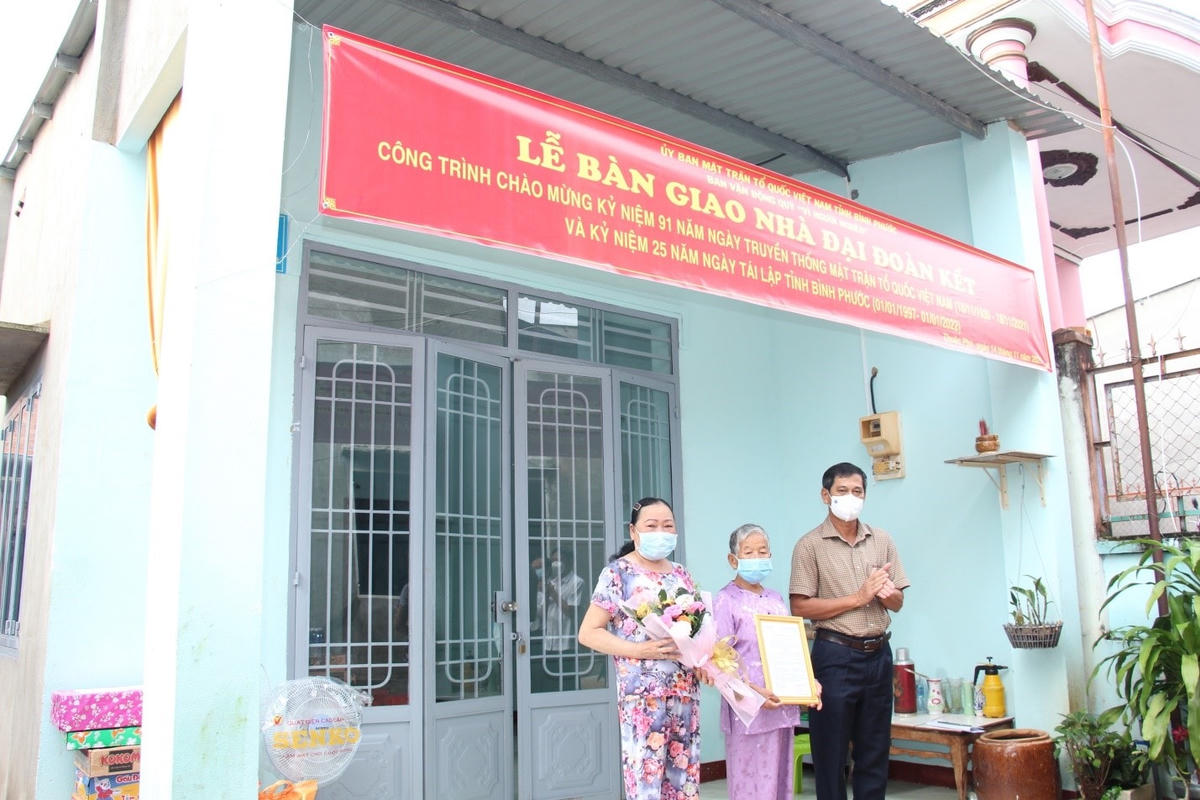 Ông Huỳnh Hữu Thiết, Tỉnh ủy viên, Phó Chủ tịch HĐND tỉnh, trao quyết định nhà Đại đoàn kết cho hộ bà Lê Thị Huệ.