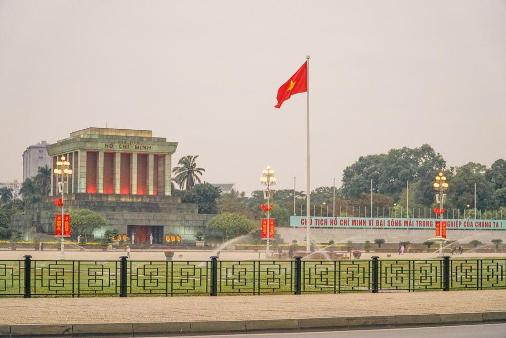Lăng Chủ tịch Hồ Chí Minh trong những ngày này cũng rực rỡ cờ đỏ và đầy trang nghiêm. (Ảnh: Minh Hiếu/Vietnam+).