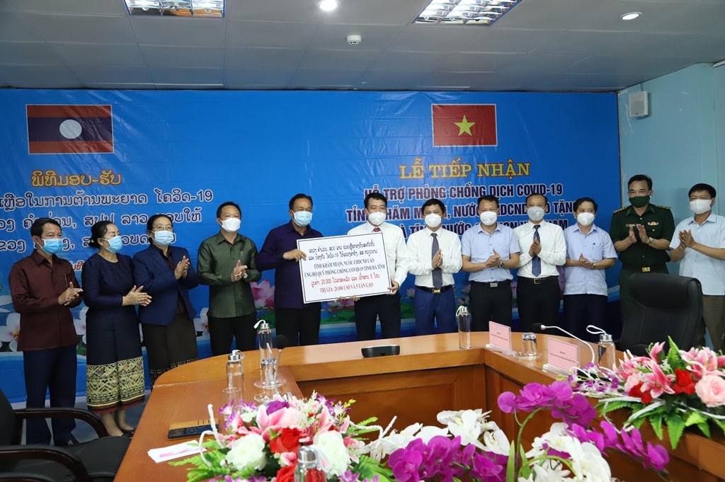 Phó Bí thư - Chủ tịch HĐND tỉnh Khăm Muộn Bun Mi Phim Mạ Sỏn cùng lãnh đạo một số sở, ngành tỉnh Khăm Muộn trao 20.000 USD và 5 tấn gạo (tổng trị giá 500 triệu đồng) hỗ trợ tỉnh Hà Tĩnh phòng, chống dịch Covid-19.