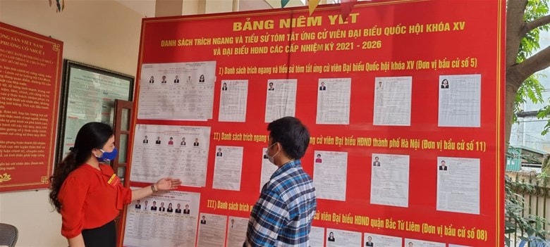 Tổ bầu cử nhà trường hướng dẫn để cử tri được thuận lợi trong việc nắm bắt thông tin và tiến hành bầu cử đúng quy trình, quy định.  