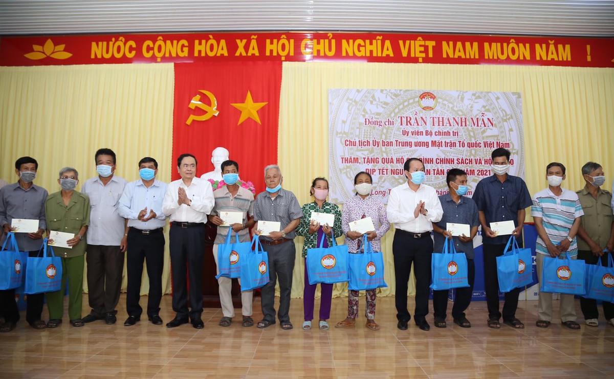 Chủ tịch Trần Thanh Mẫn cùng lãnh đạo tỉnh Hậu Giang trao quà Tết cho các gia đình chính sách Hậu Giang.